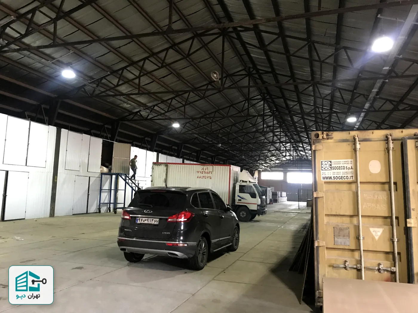 بخش نگهداری کالای تجاری و کانتینر در شعبه تهران دپو